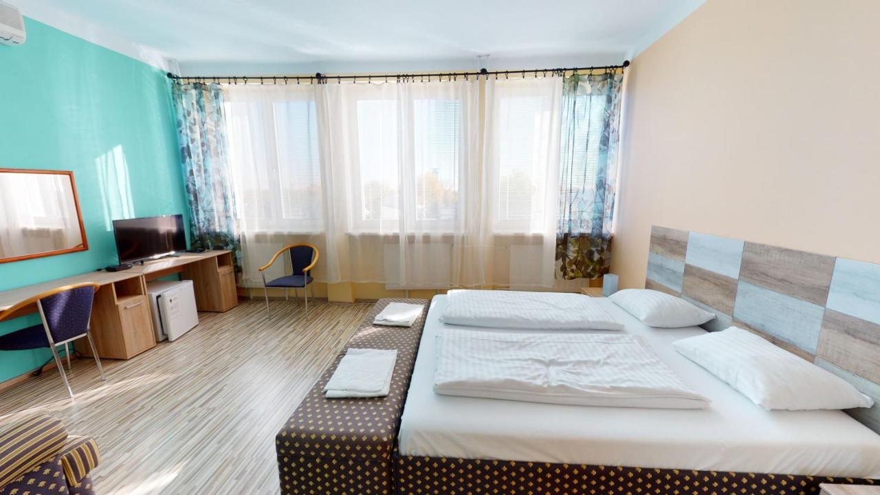 Hotel Hubert Nové Zámky Nove Zamky Exterior foto