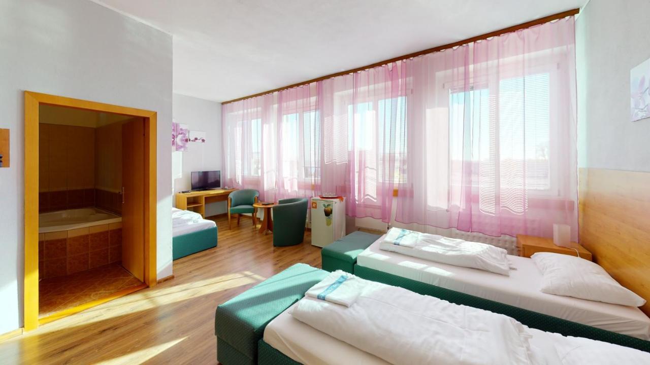 Hotel Hubert Nové Zámky Nove Zamky Exterior foto