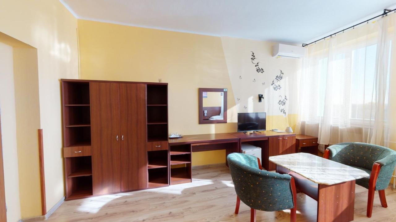 Hotel Hubert Nové Zámky Nove Zamky Exterior foto