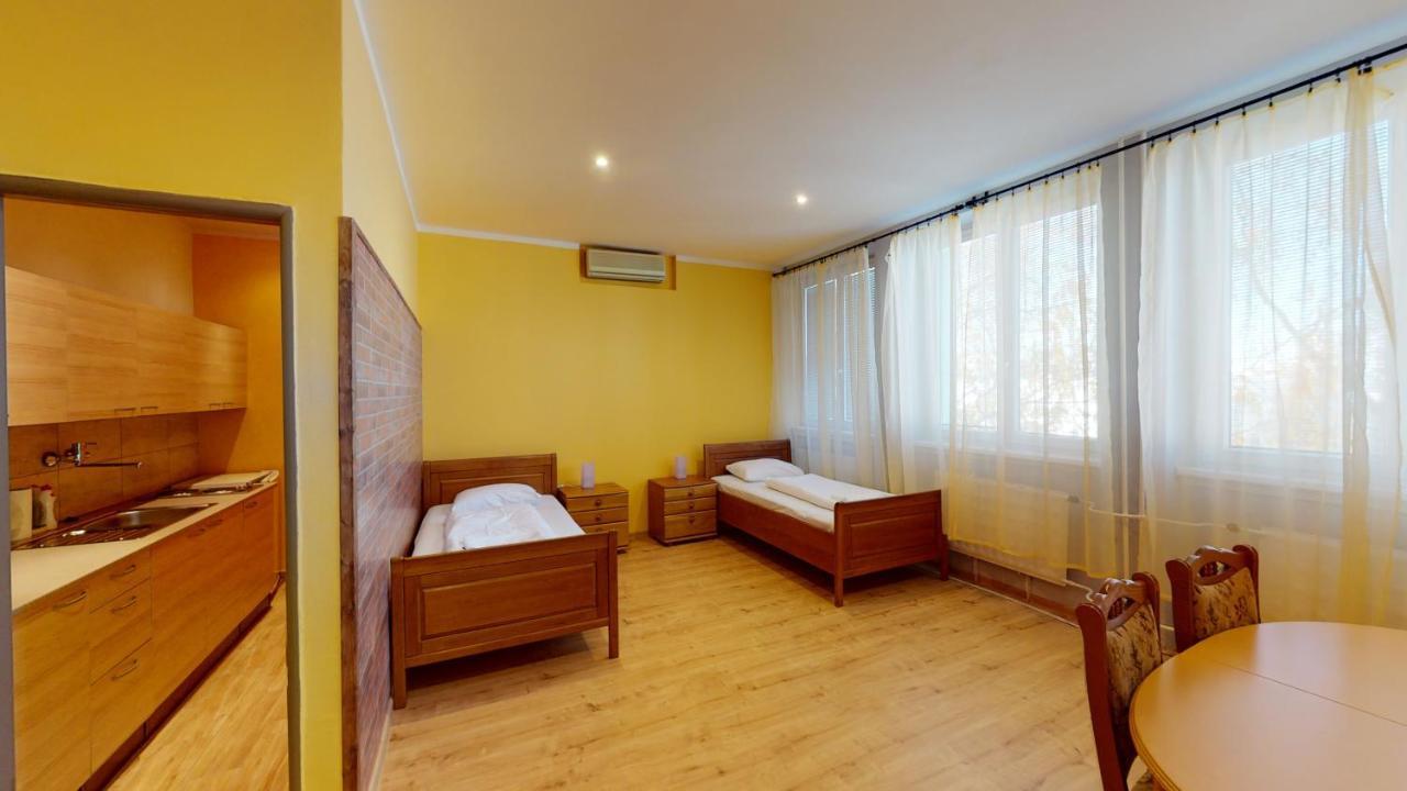 Hotel Hubert Nové Zámky Nove Zamky Exterior foto