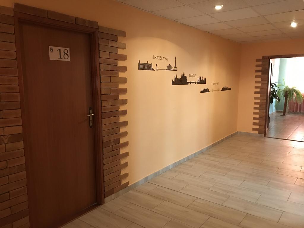 Hotel Hubert Nové Zámky Nove Zamky Exterior foto