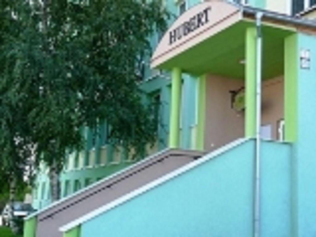 Hotel Hubert Nové Zámky Nove Zamky Exterior foto