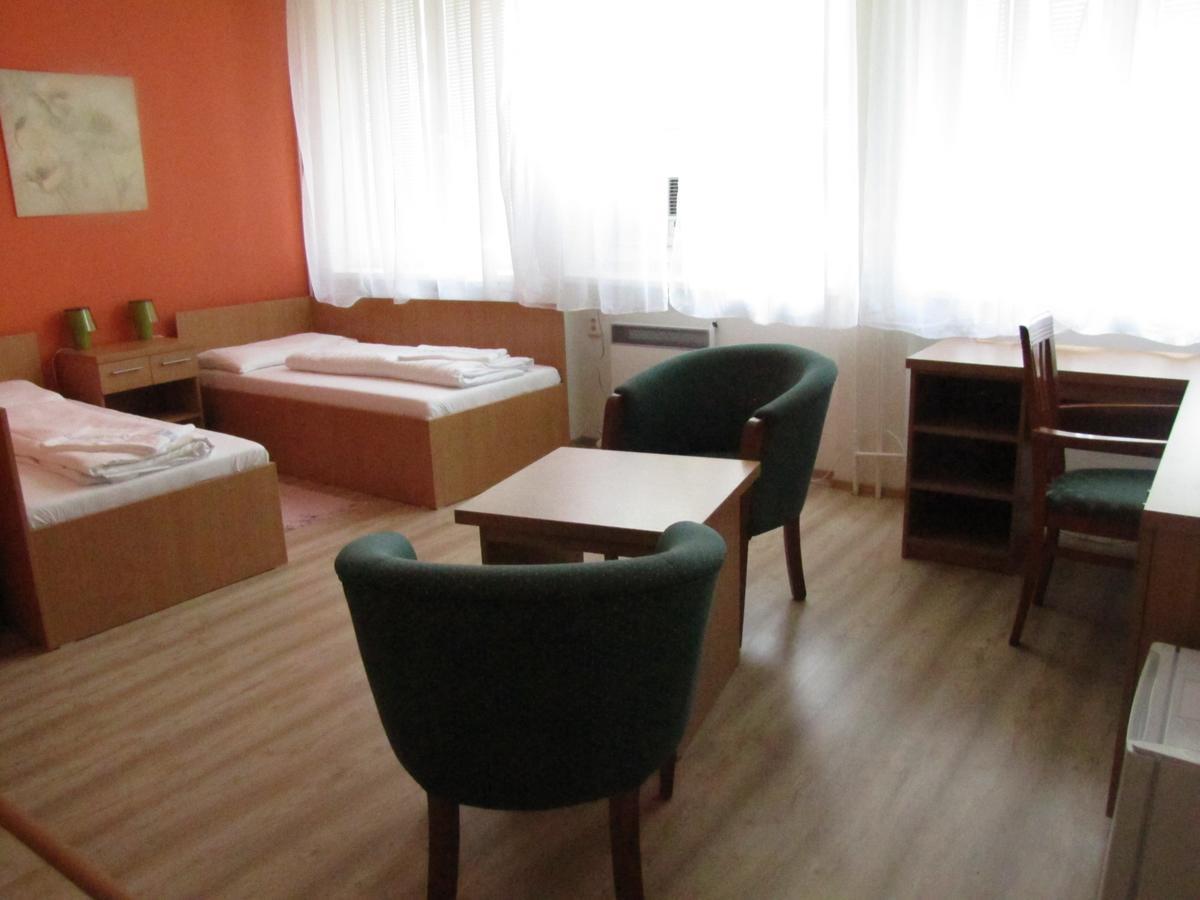 Hotel Hubert Nové Zámky Nove Zamky Exterior foto