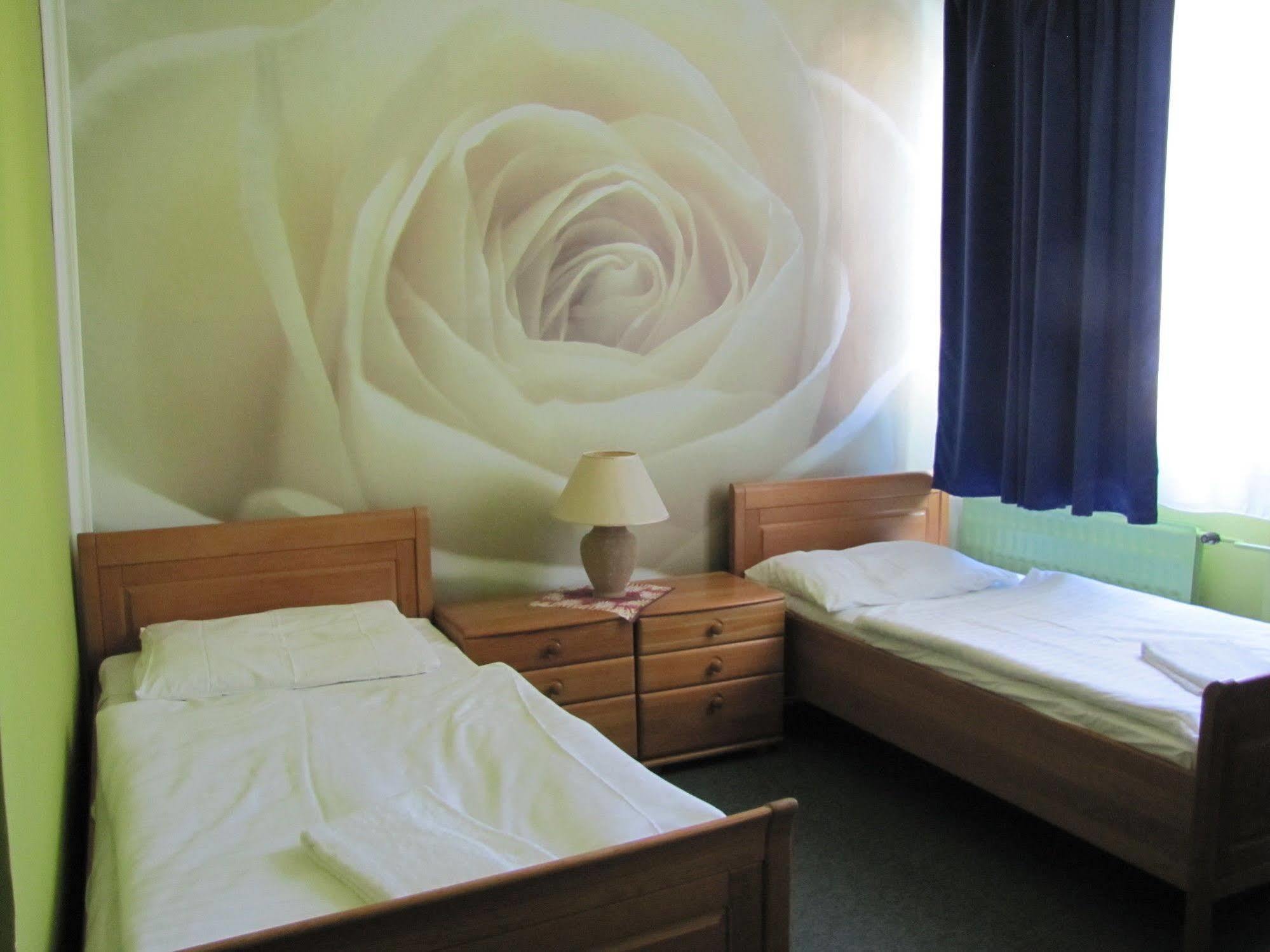 Hotel Hubert Nové Zámky Nove Zamky Exterior foto