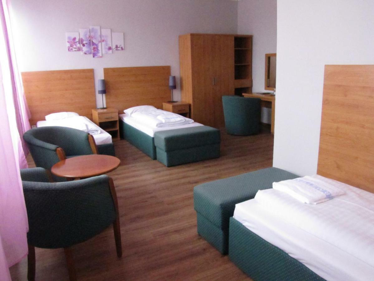 Hotel Hubert Nové Zámky Nove Zamky Exterior foto